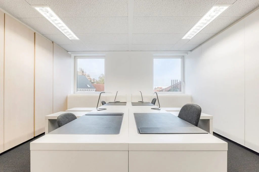 Bureau privatif lumineux avec plusieurs tables à Louise 200.