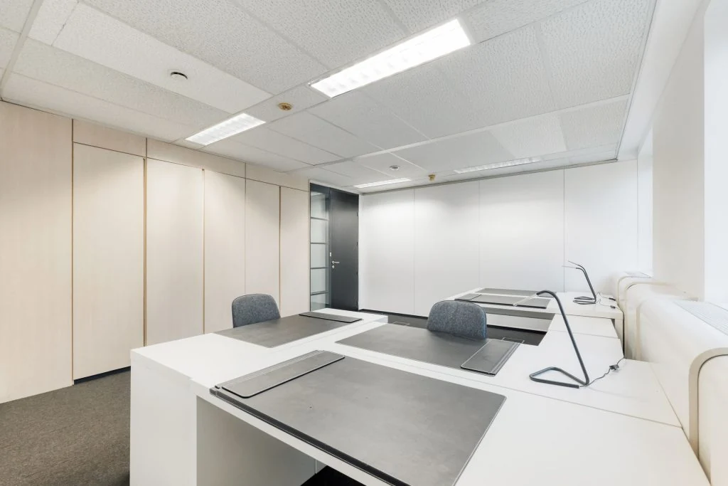 Postes de travail meublés dans un bureau privatif de Louise 200.