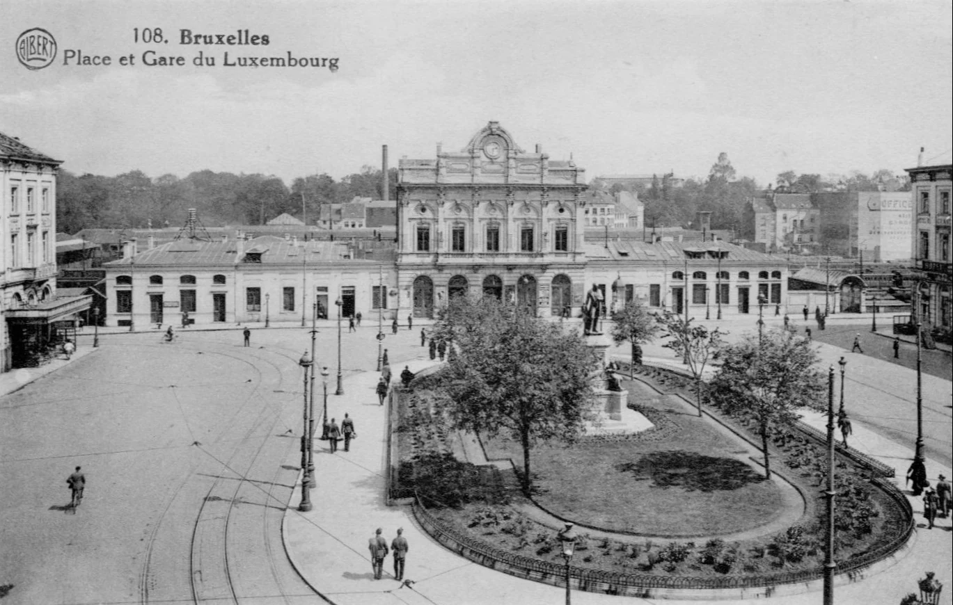 Carte postale ancienne de la place du Luxembourg et de sa gare, vers 1900.
