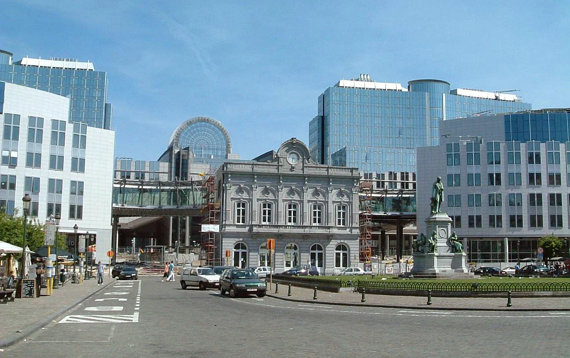 Ancienne gare du Luxembourg et bâtiments du Parlement européen à Bruxelles.