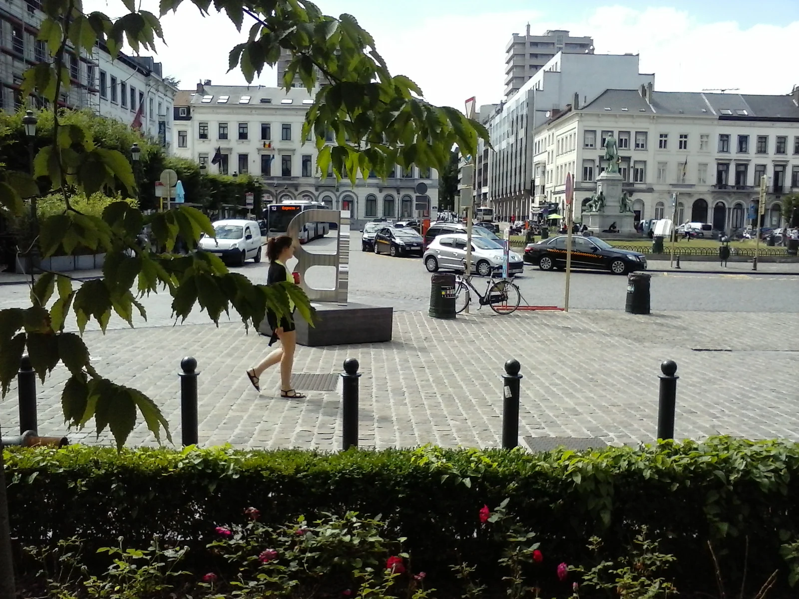 Vue de la place du Luxembourg à Bruxelles, avec ses façades et terrasses.